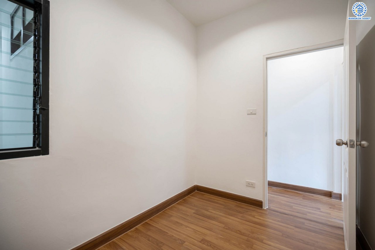 บ้านมือสองตกแต่งใหม่ โครงการ บ้านทอฝัน พิบูลย์สงคราม พร้อมอยู่ เนื้อที่ 16 ตร.ว. ฟังก์ชัน 3 ห้องนอน 2 ห้องน้ำ จอดรถได้ 1 คัน บนสุดยอดทำเล! เชื่อมถนนพิบูลย์สงคราม, วงศ์สว่าง, นครอินทร์ และติวานนท์ ใกล้จุดขึ้นทางด่วนศรีรัช-วงแหวนรอบนอก และรถไฟฟ้า "สถานีแยกติวานนท์"